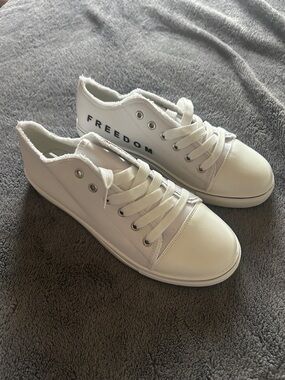 WHITE FREEDOM Low-Top Sneakers